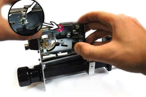 Wrzutnik mechaniczny do piłkarzyków i stołów bilardowych