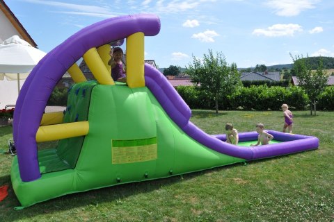 Dmuchana podwójna zjeżdżalnia wodna HappyHop- dwa razy więcej zabawy